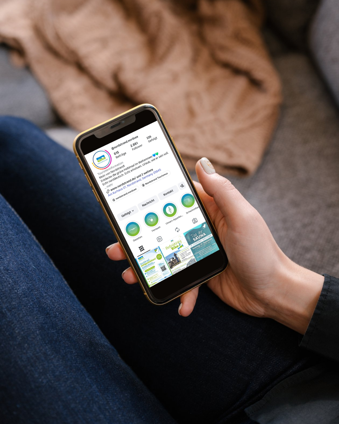 Eien Hand hält ein Smartphone. 