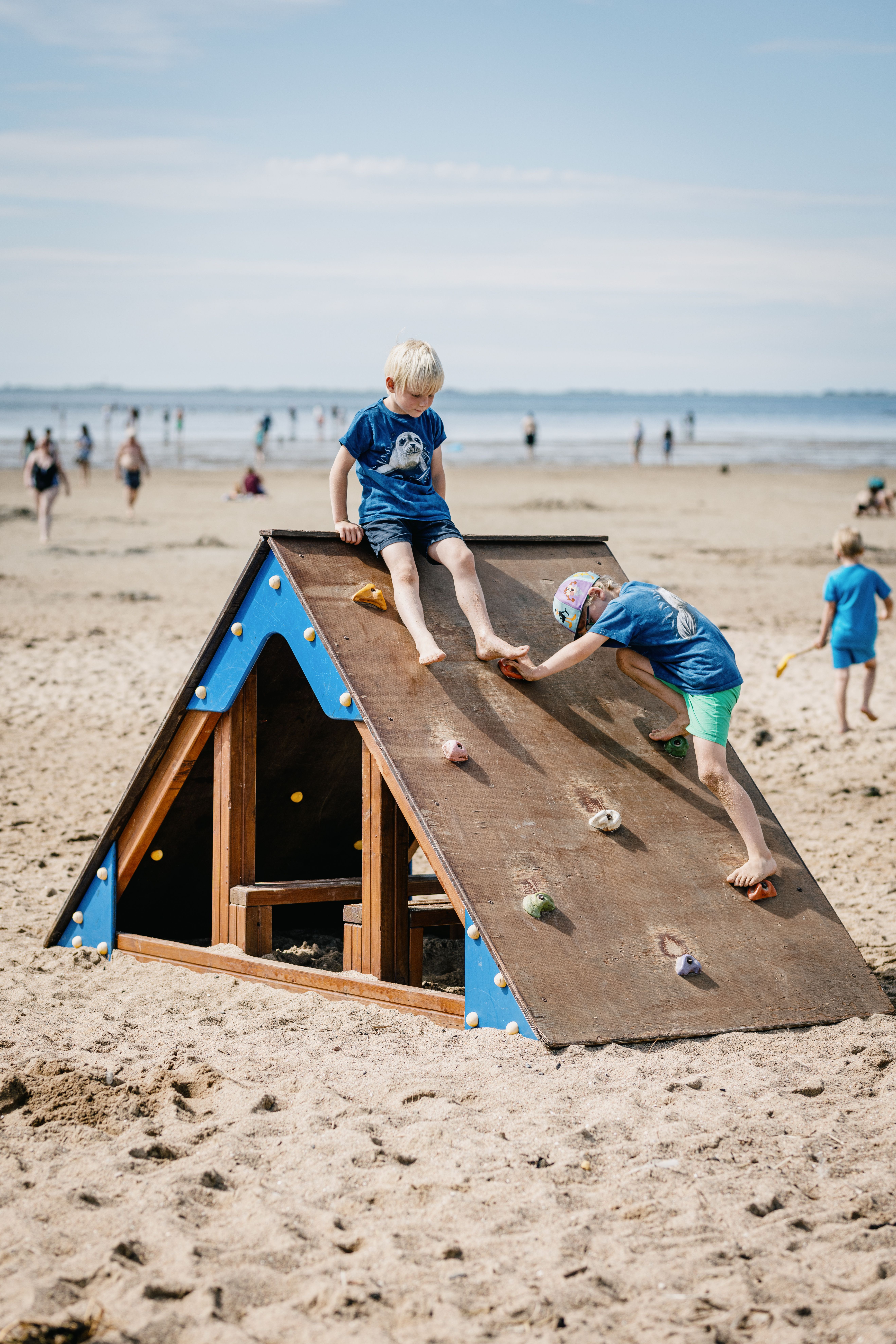 Kinder spielen auf Nordstrand am Familienstrand Fuhlehörn
