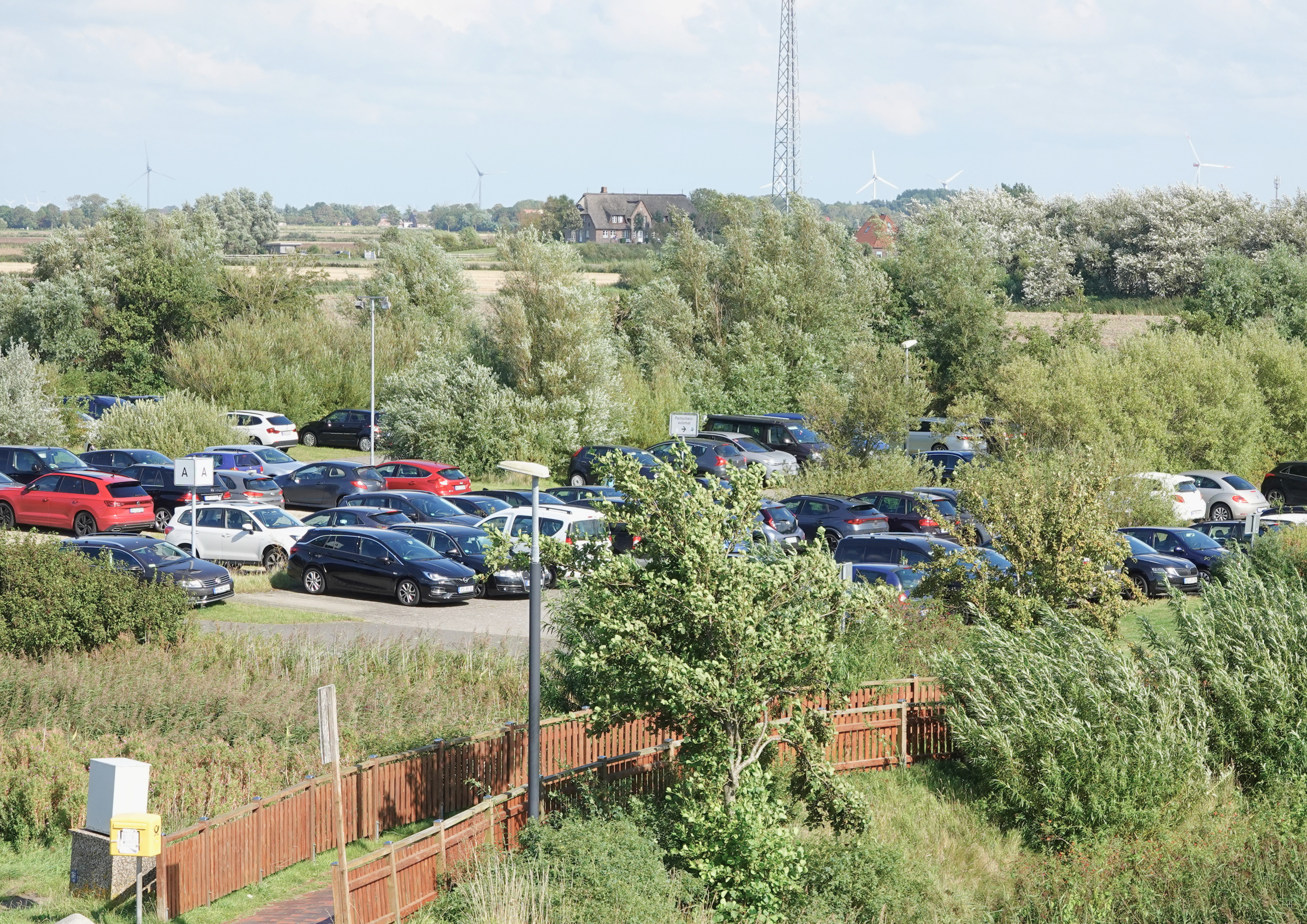 Der Großraumparkplatz direkt hinter dem Deich am Hafen Strucklahnungshörn.
