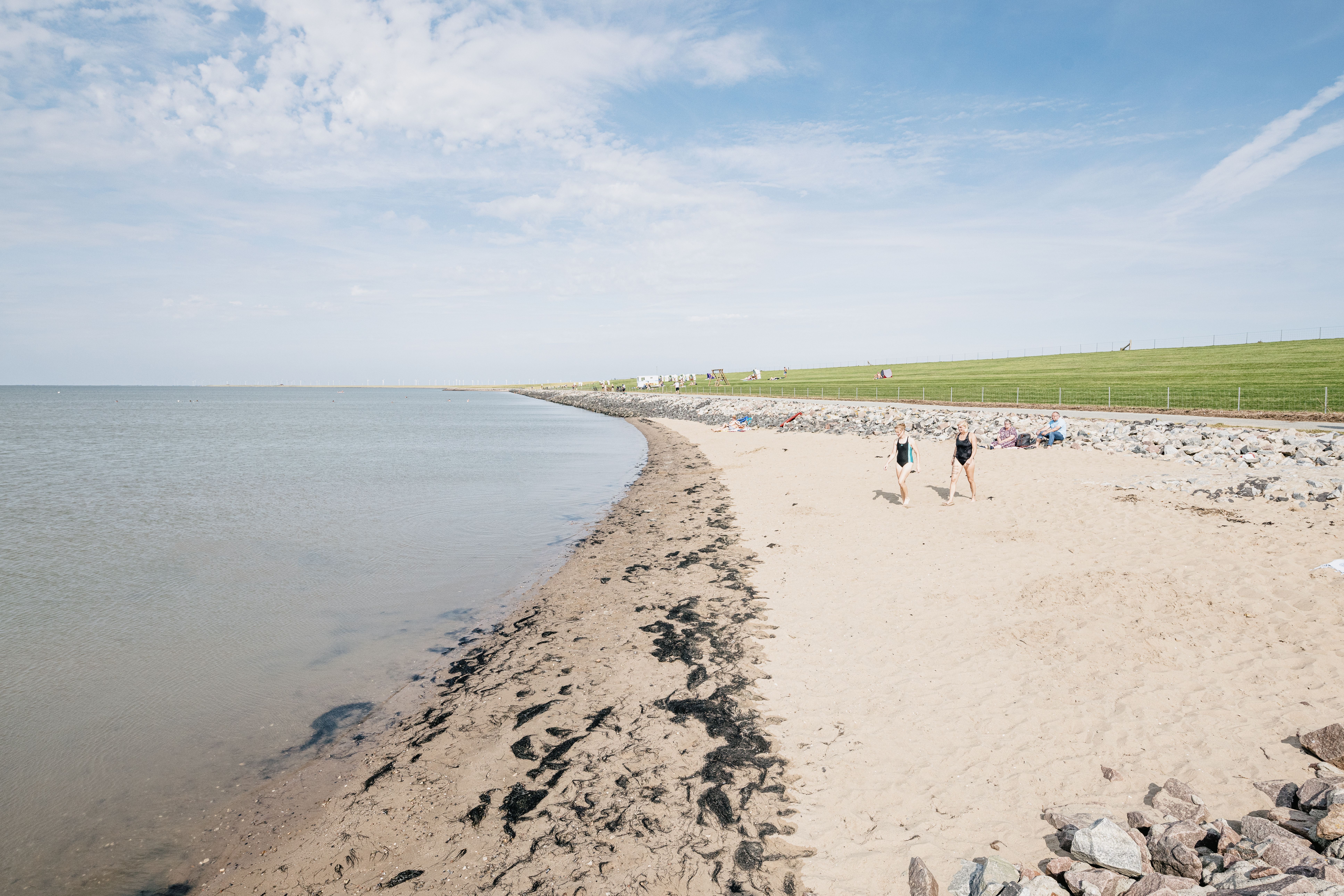 Am Holmer Siel auf Nordstrand lässt es sich bei Hochwasser wunderbar schwimmen