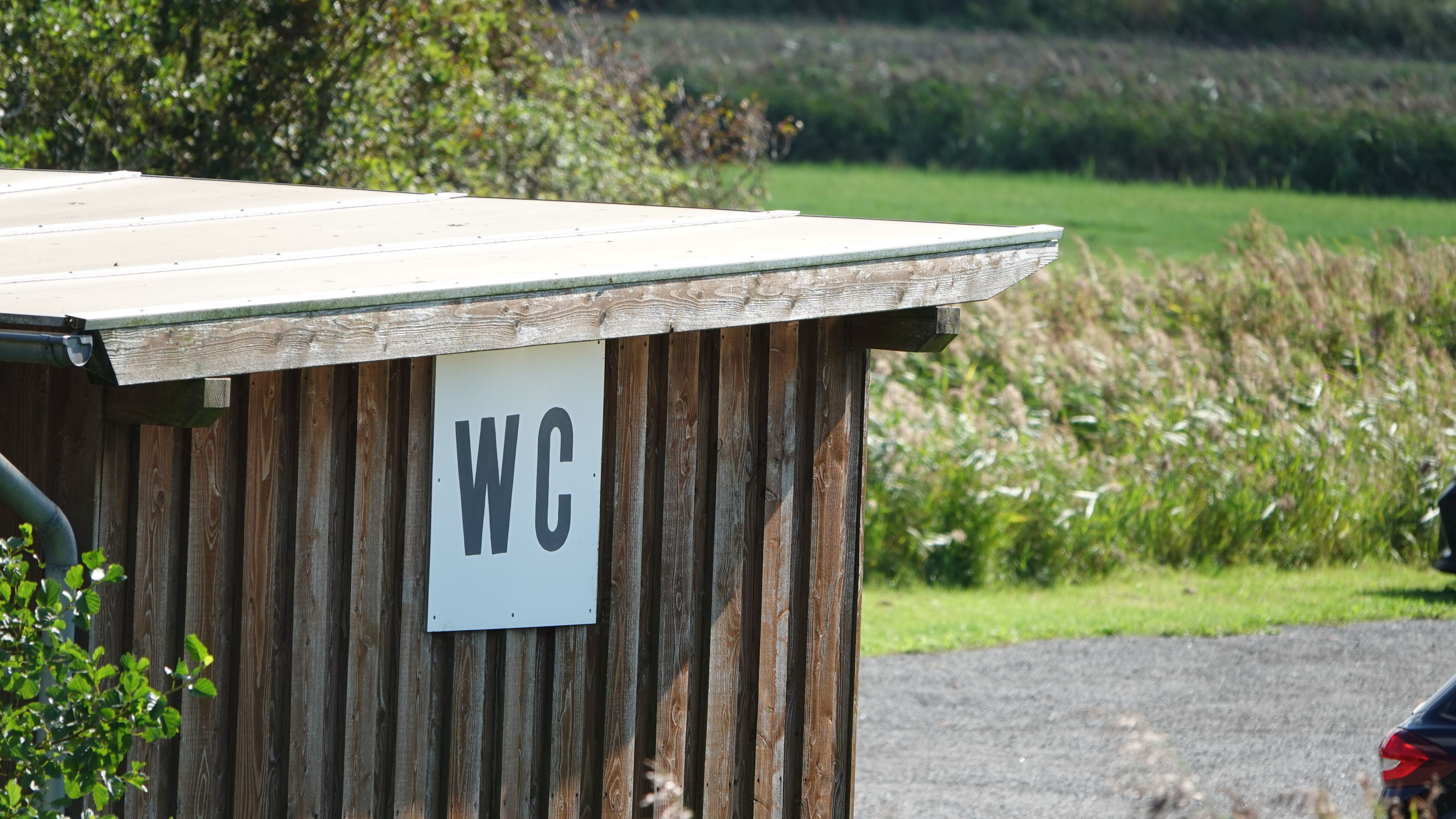 Blick auf öffentliche Toilette an der Fuhlehörn 