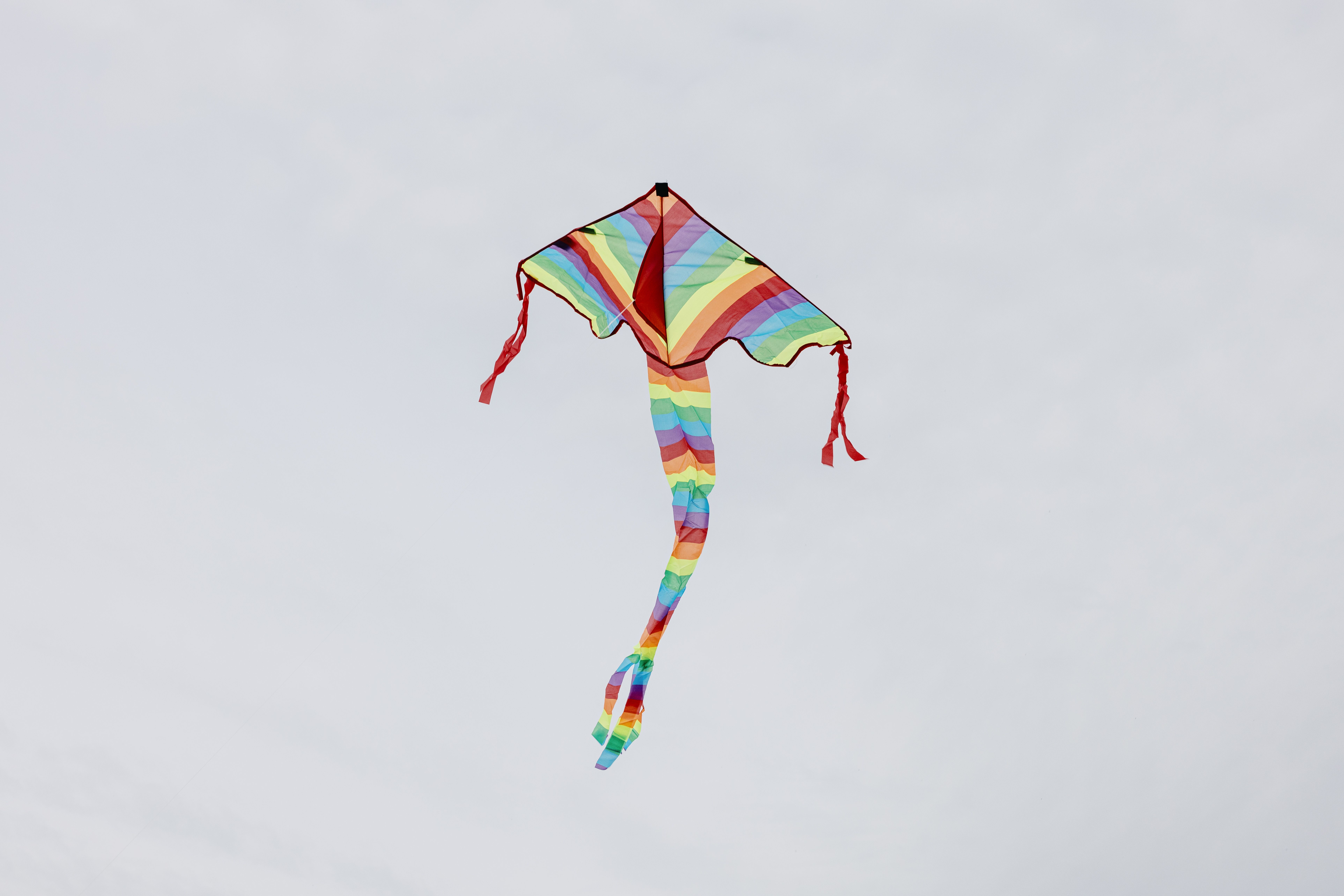 Eine Flugdrachen fliegt am Himmel.