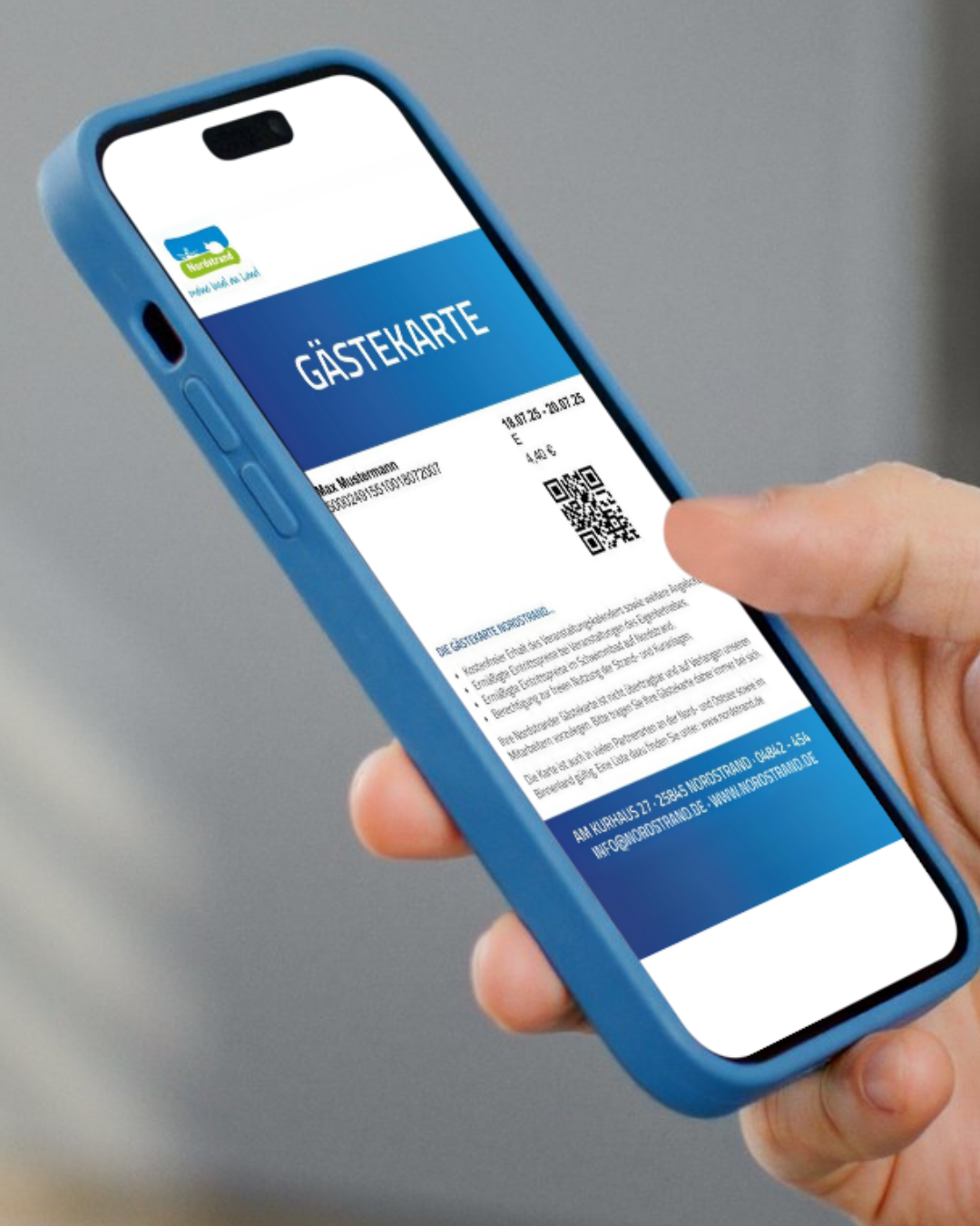Eine Hand hält ein Smartphone, auf dem die digitale Gästekarte zu sehen ist.