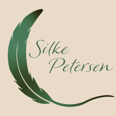 Logo von Silke Petersen mit einem grünen Schiritzug des Namens sowie einer geschwungenen, grünen Feder. 