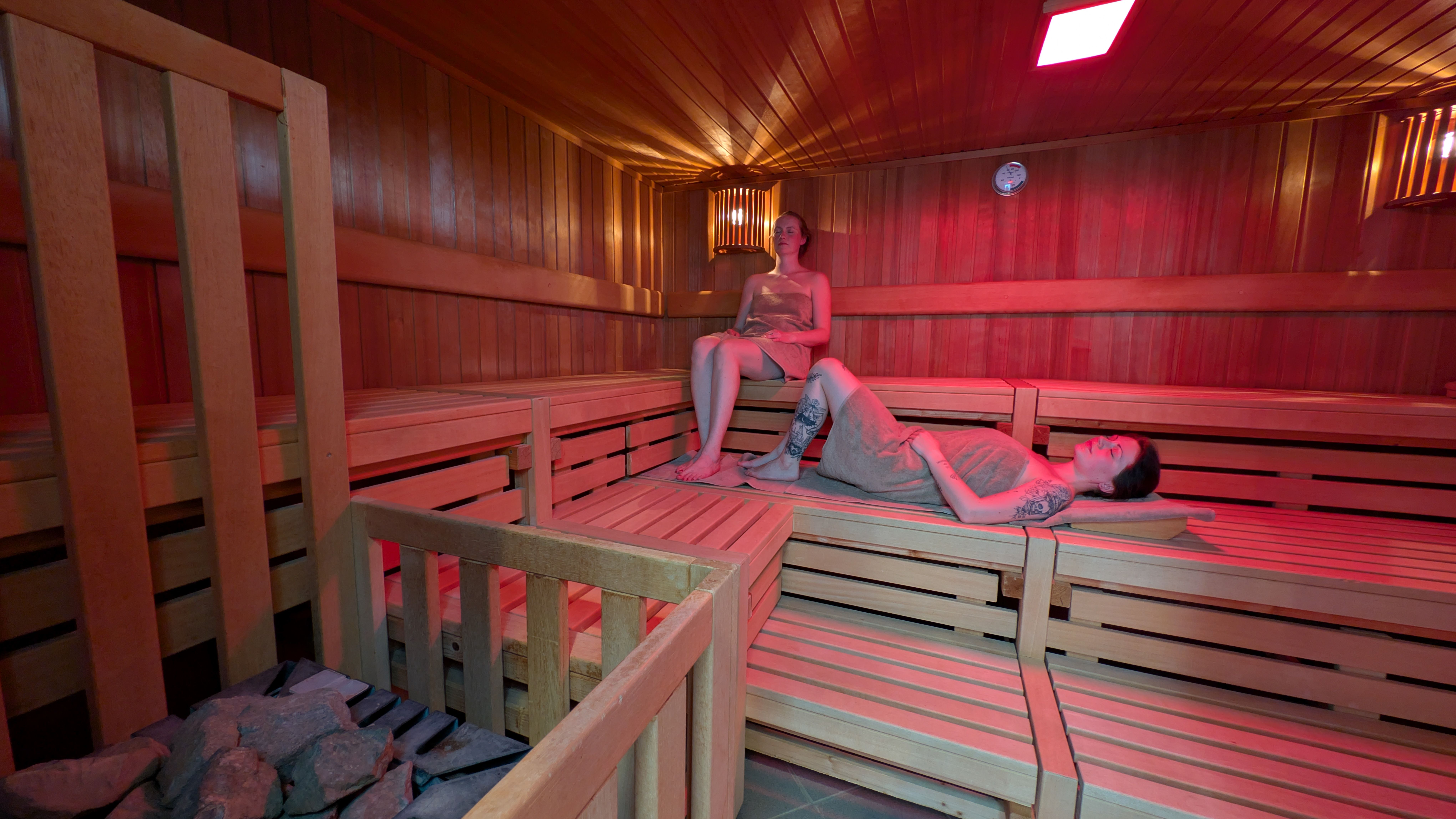 Zwei Frauen entspannen in der Sauna.