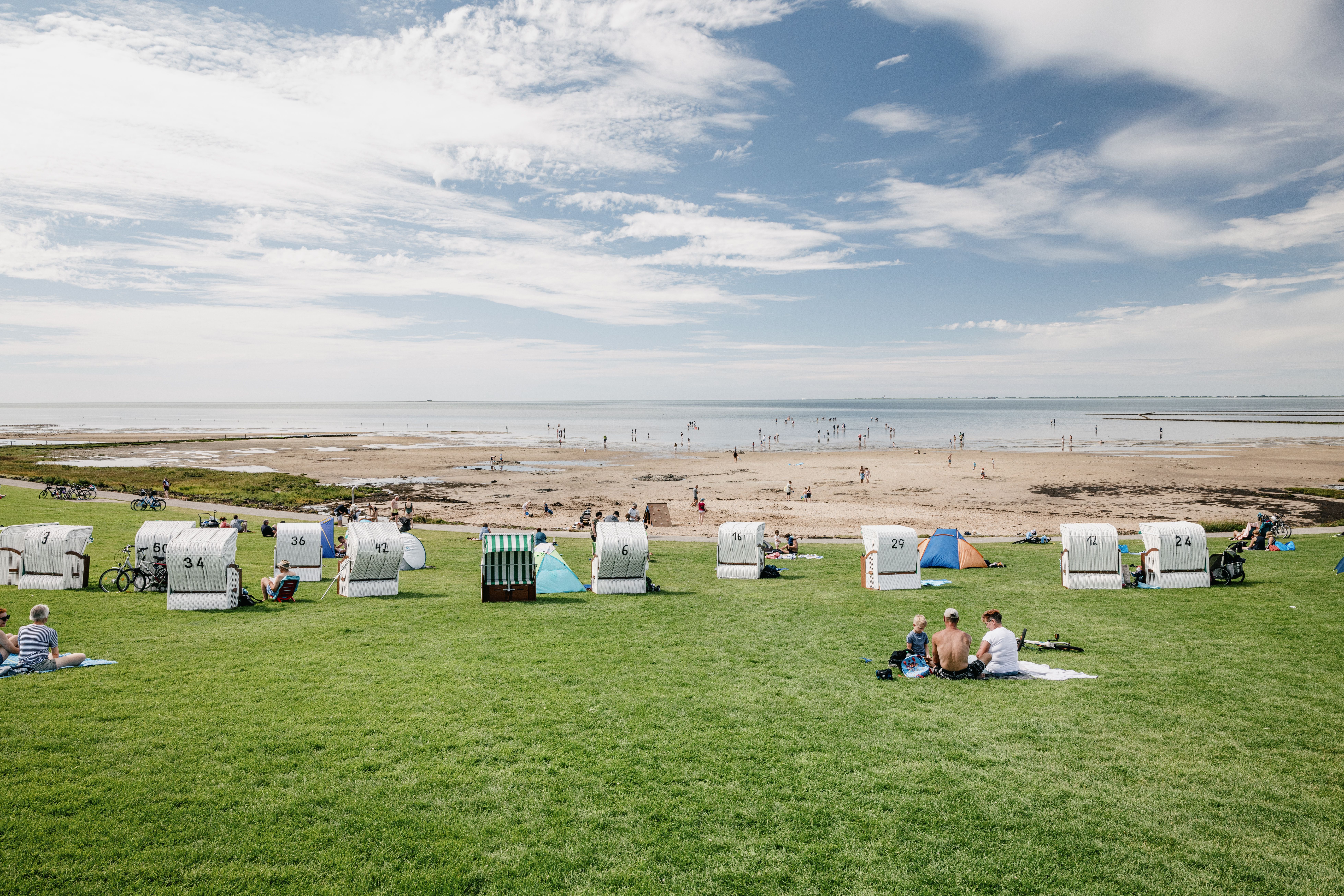 Menschen genießen eine Sommertag am Badestrand Fuhlehörna auf Nordstrand.