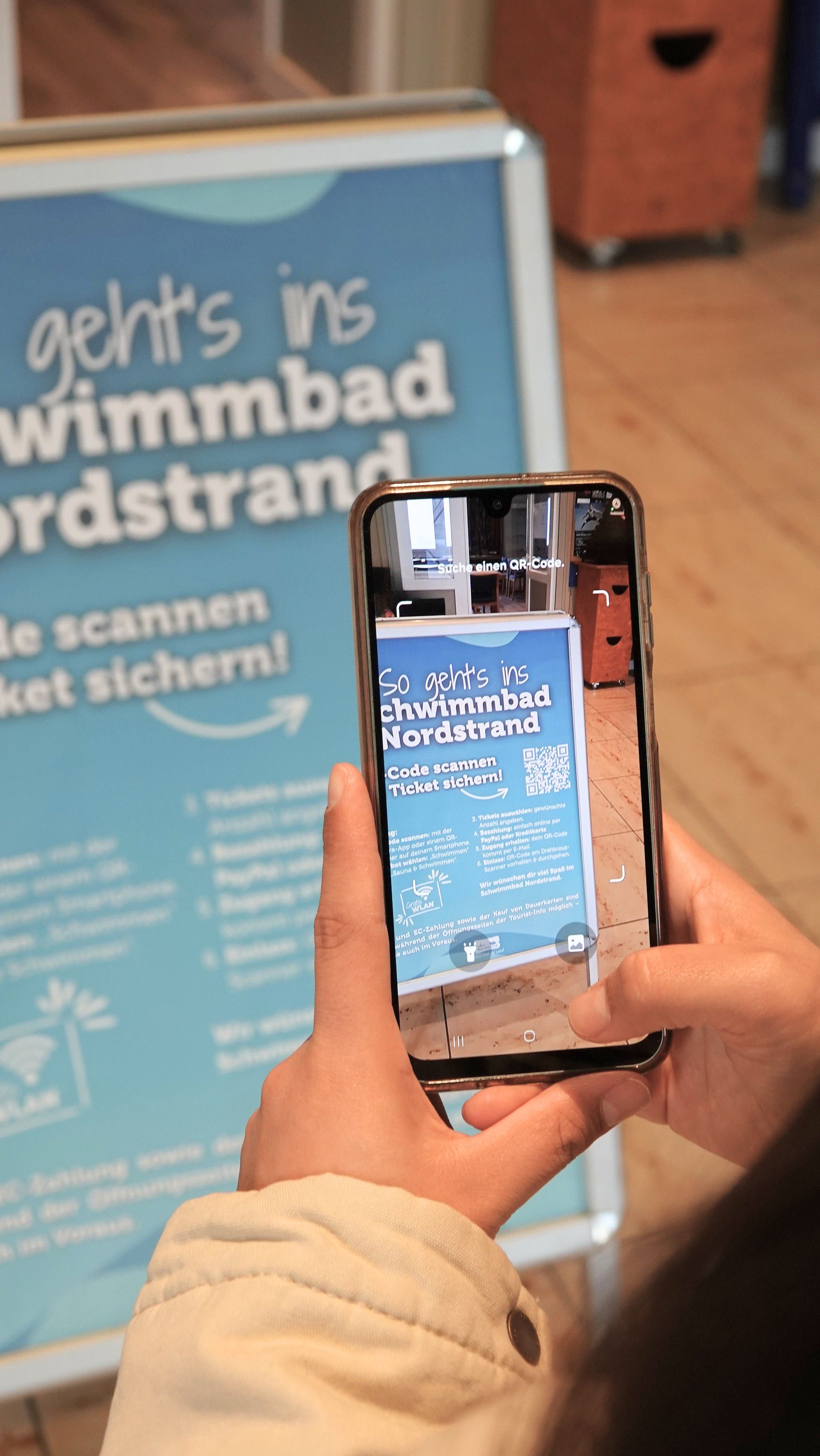 Qr Code wird von einem Smartphone gescannt. 