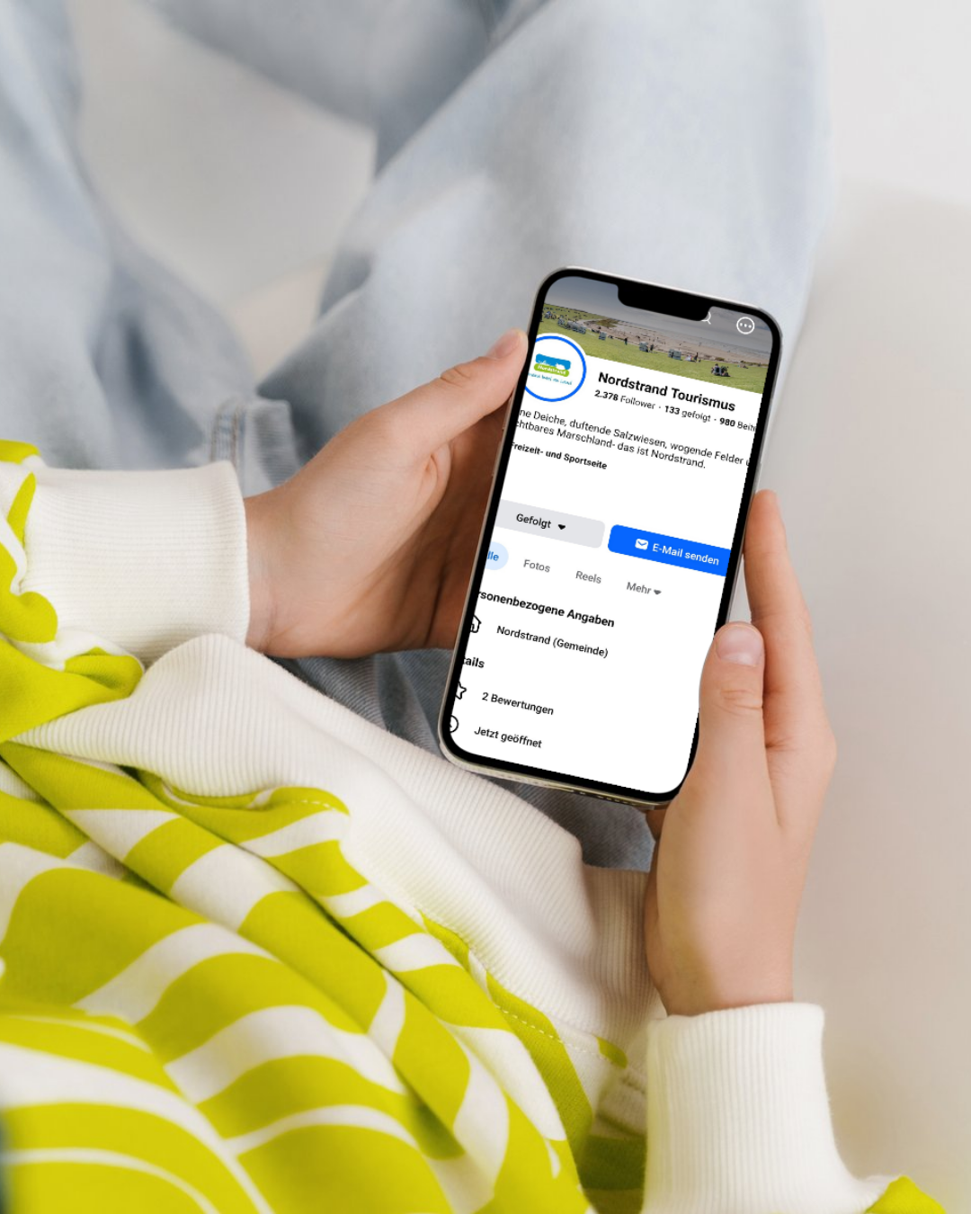 Eine Hand hält ein Smartphone.