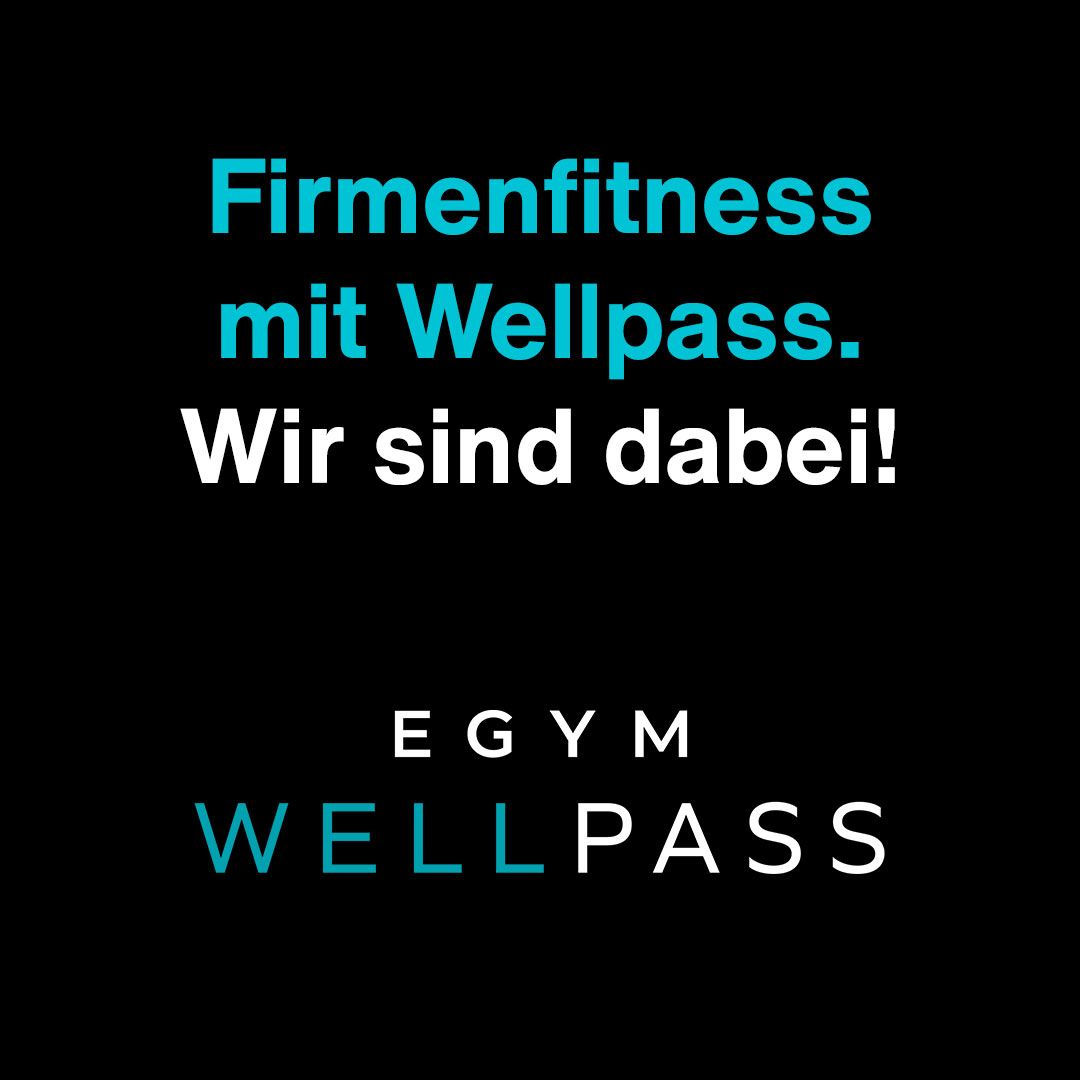 Ein Schriftzug, auf dem steht: "Firmenfitness mit Wellpass. Wir sind dabei! EGYM Wellpass"