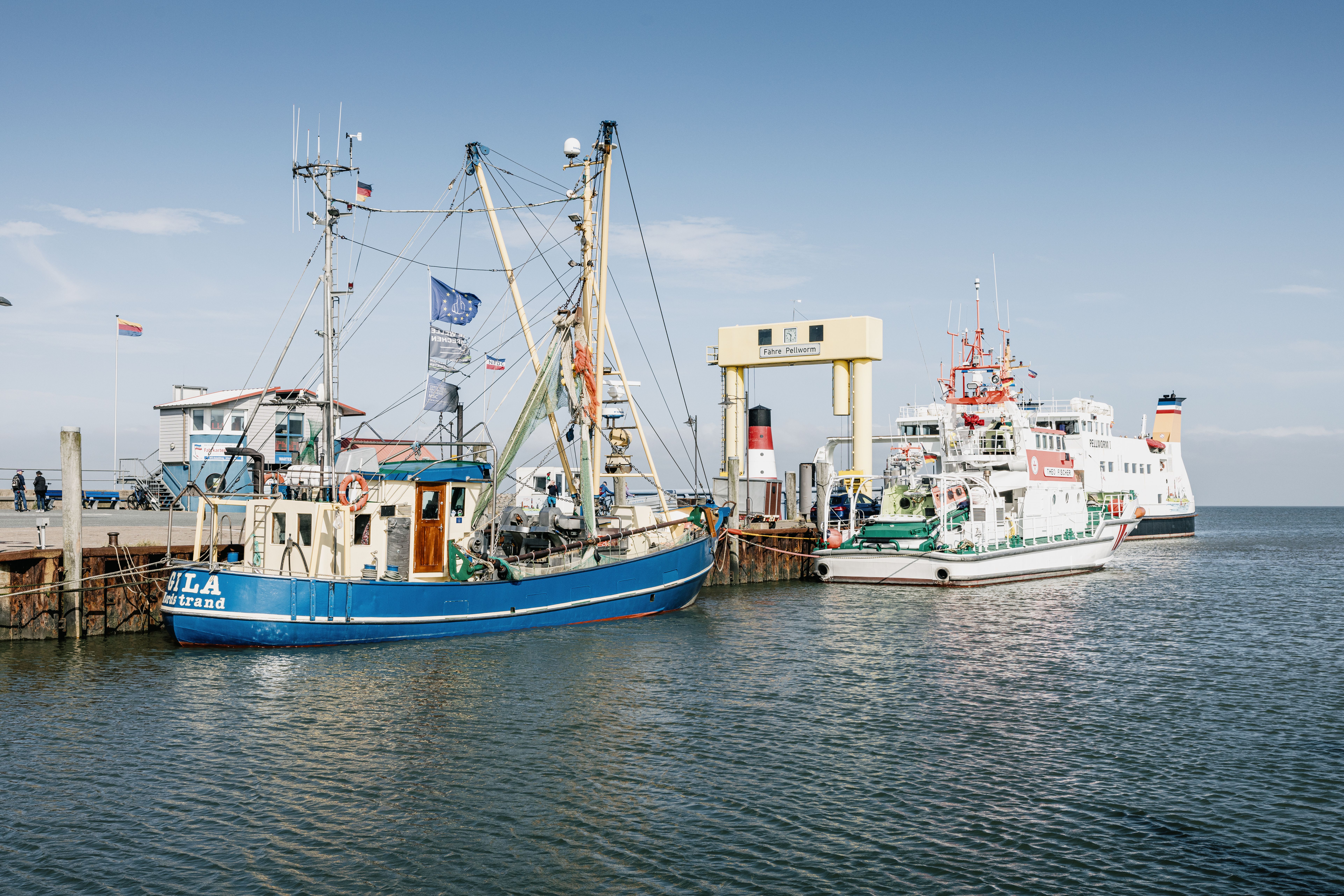 Boote liegen im Hafen von Nordstrand