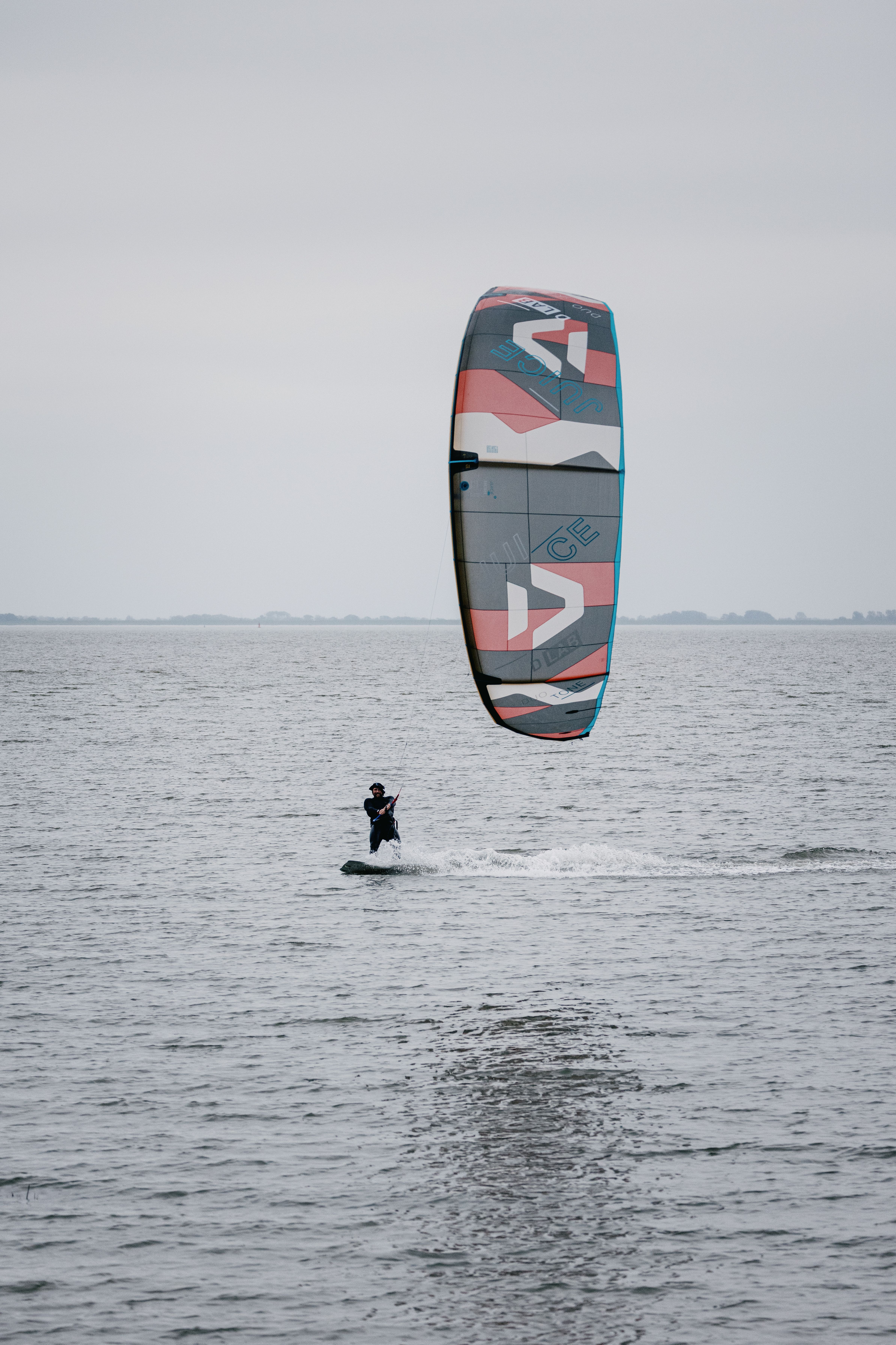 Ein Kitesurfer auf der Nordsee
