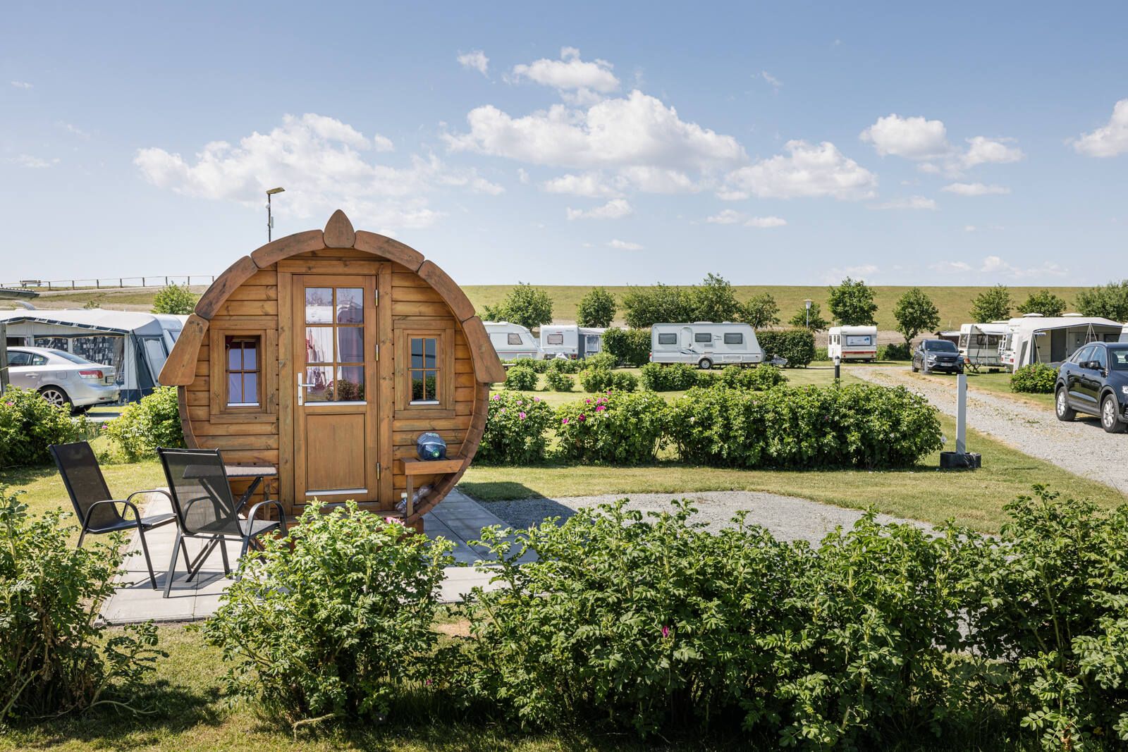 Ein Campingfass auf einem Campingplatz. Verlinkung auf Unterseite "Abenteurer".