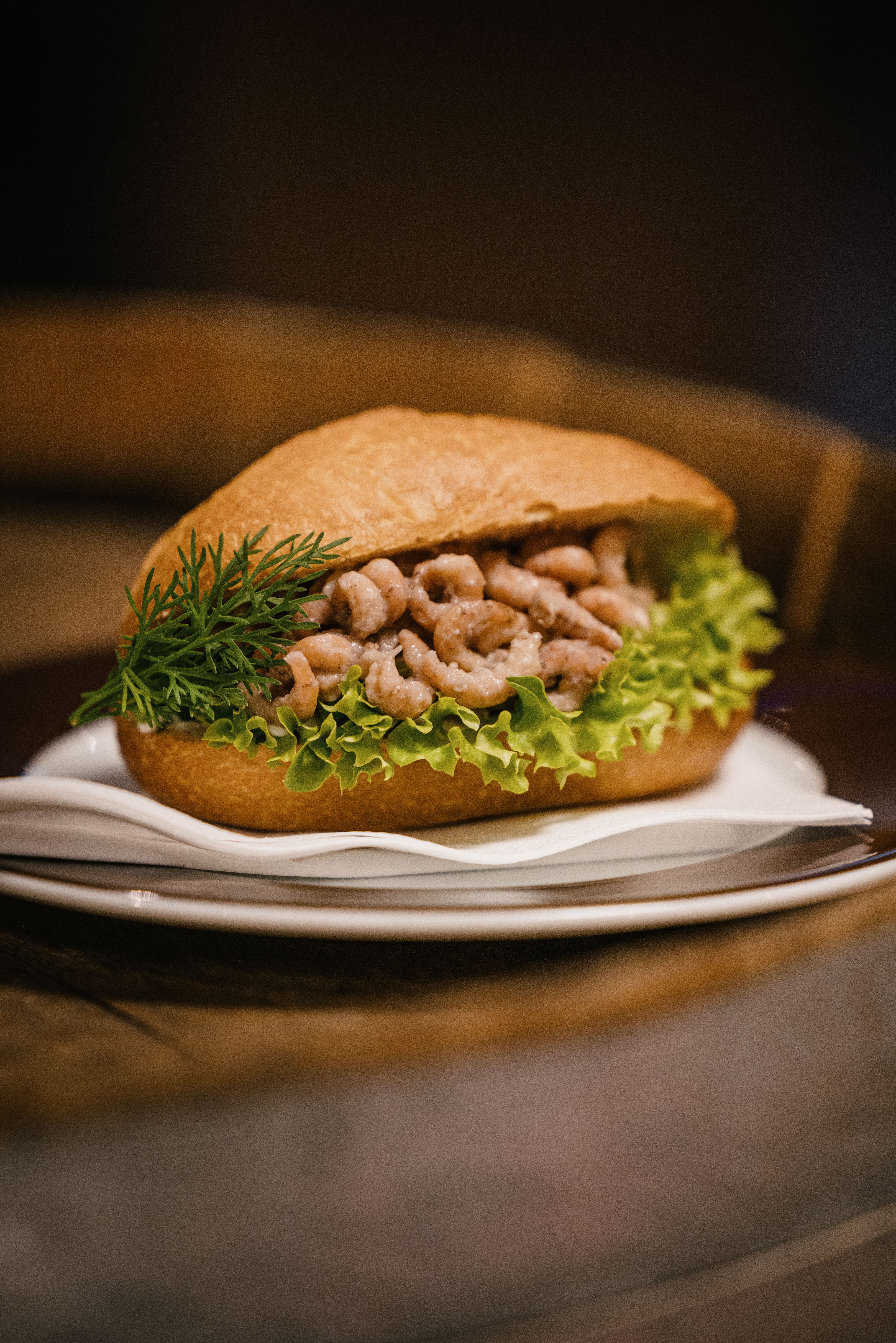 Ein Krabbenbrötchen auf einem Teller. 