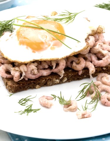 Krabbenbrot mit Ei, © Shutterstock