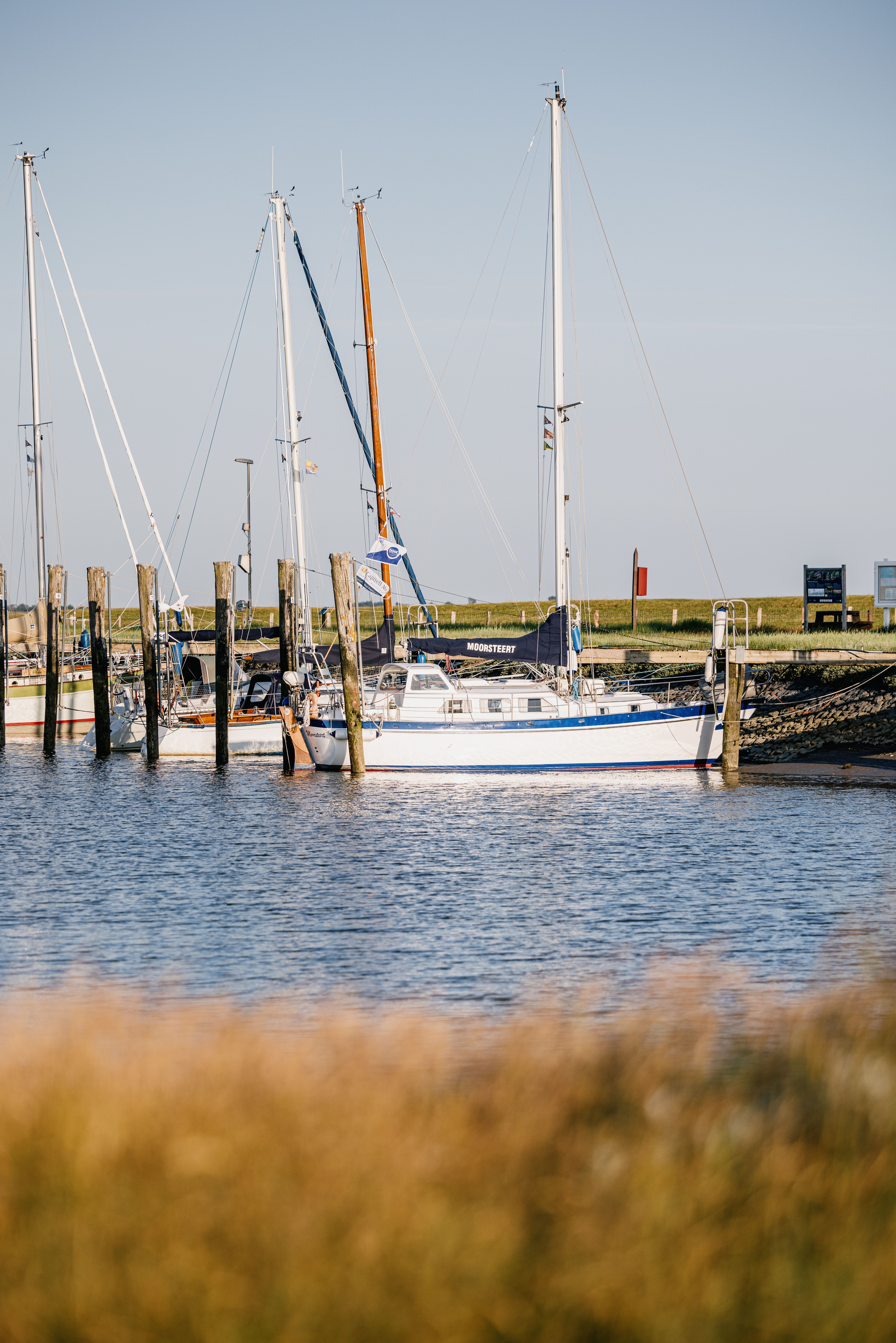 Ein Segelboot liegt im Hafen