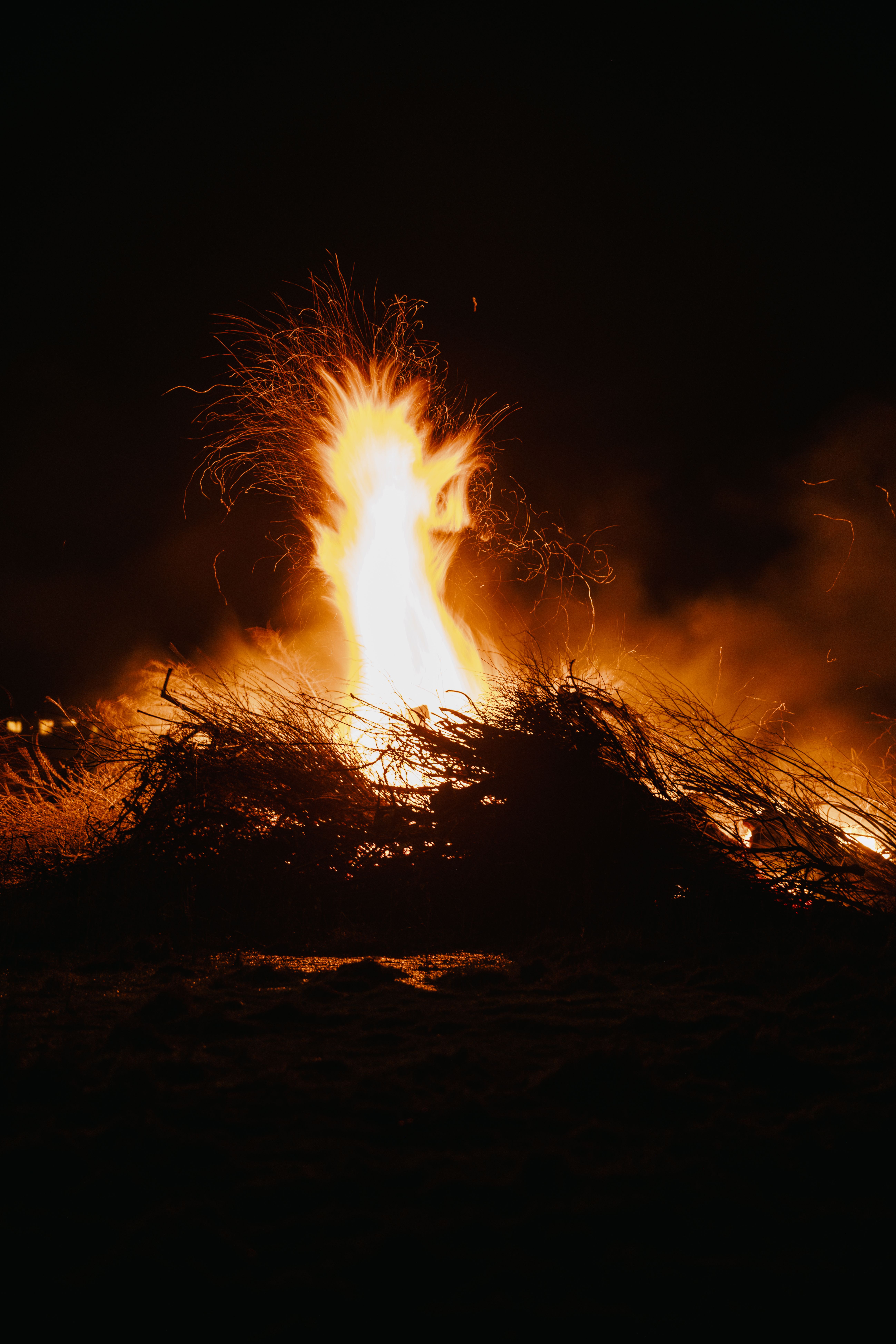 Ein großer Haufen Holz steht in Flammen, das traditionelle Biikebrennen. 