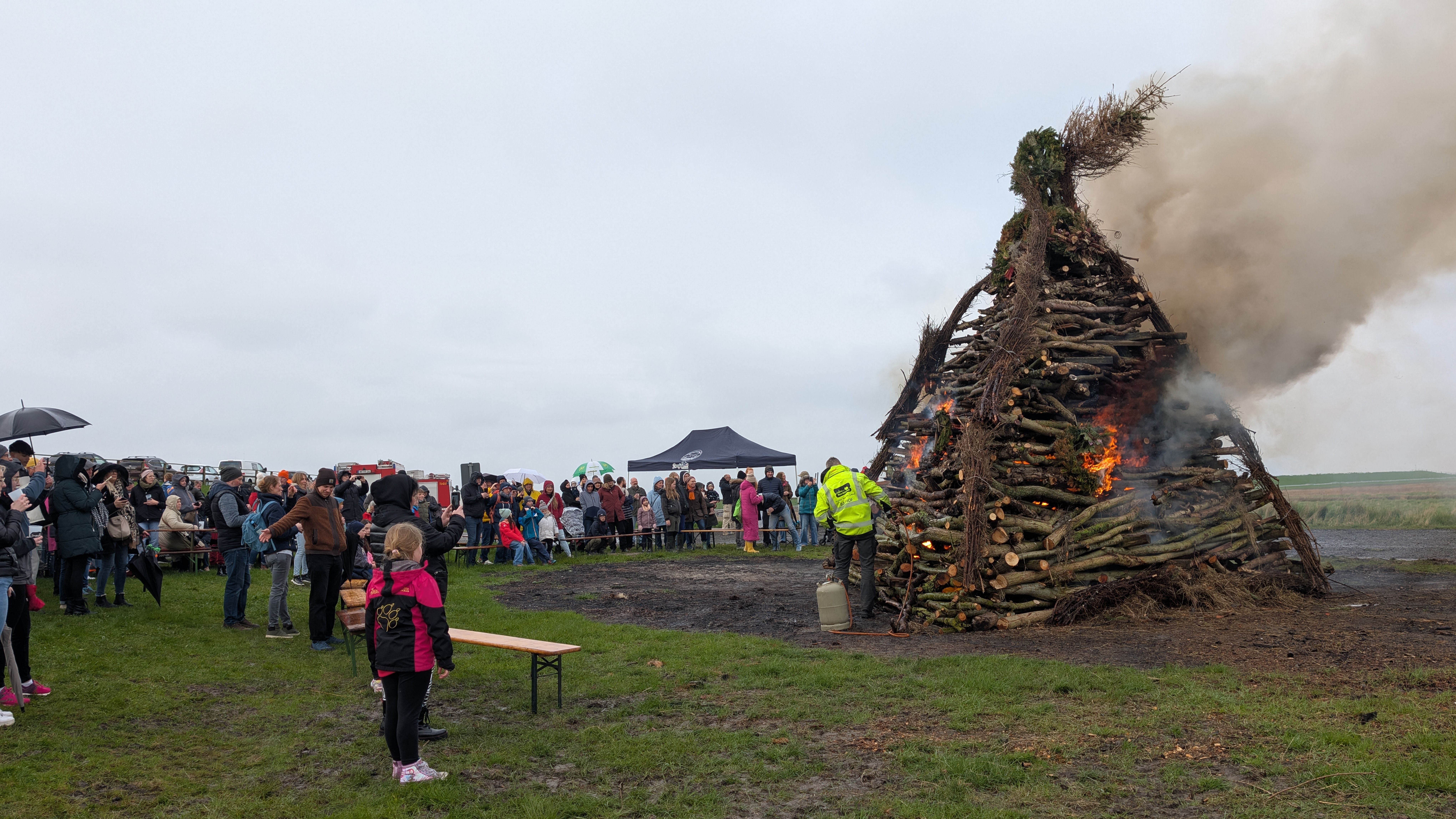 Zahlreiche Menschen stehen um das Nordstrander Osterfeuer herum. 