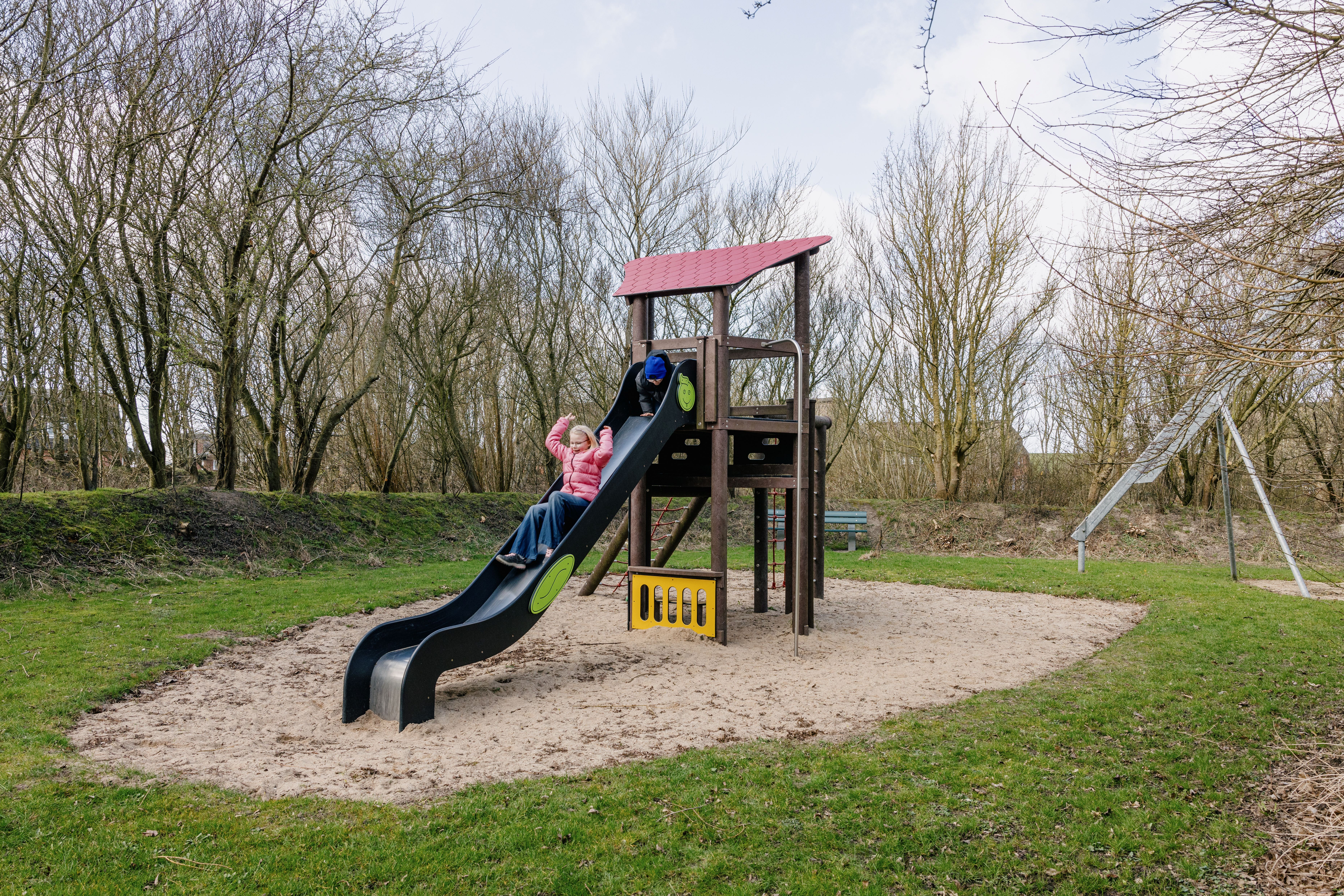 Kinder spielen auf Nordstrand uaf einem Spielplatz