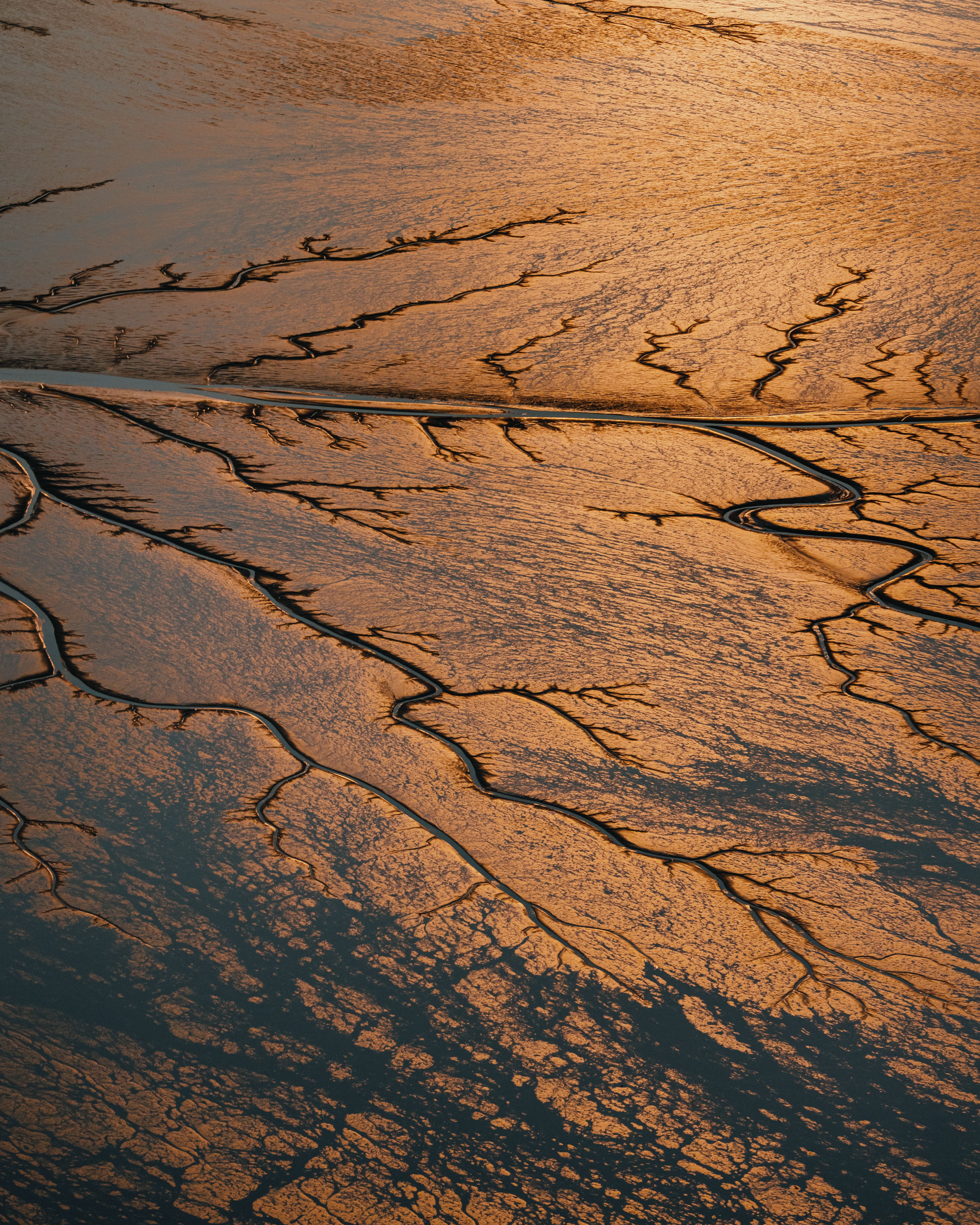 Blick auf das Wattenmeer aus der Vogelperspektive bei Sonnenuntergang