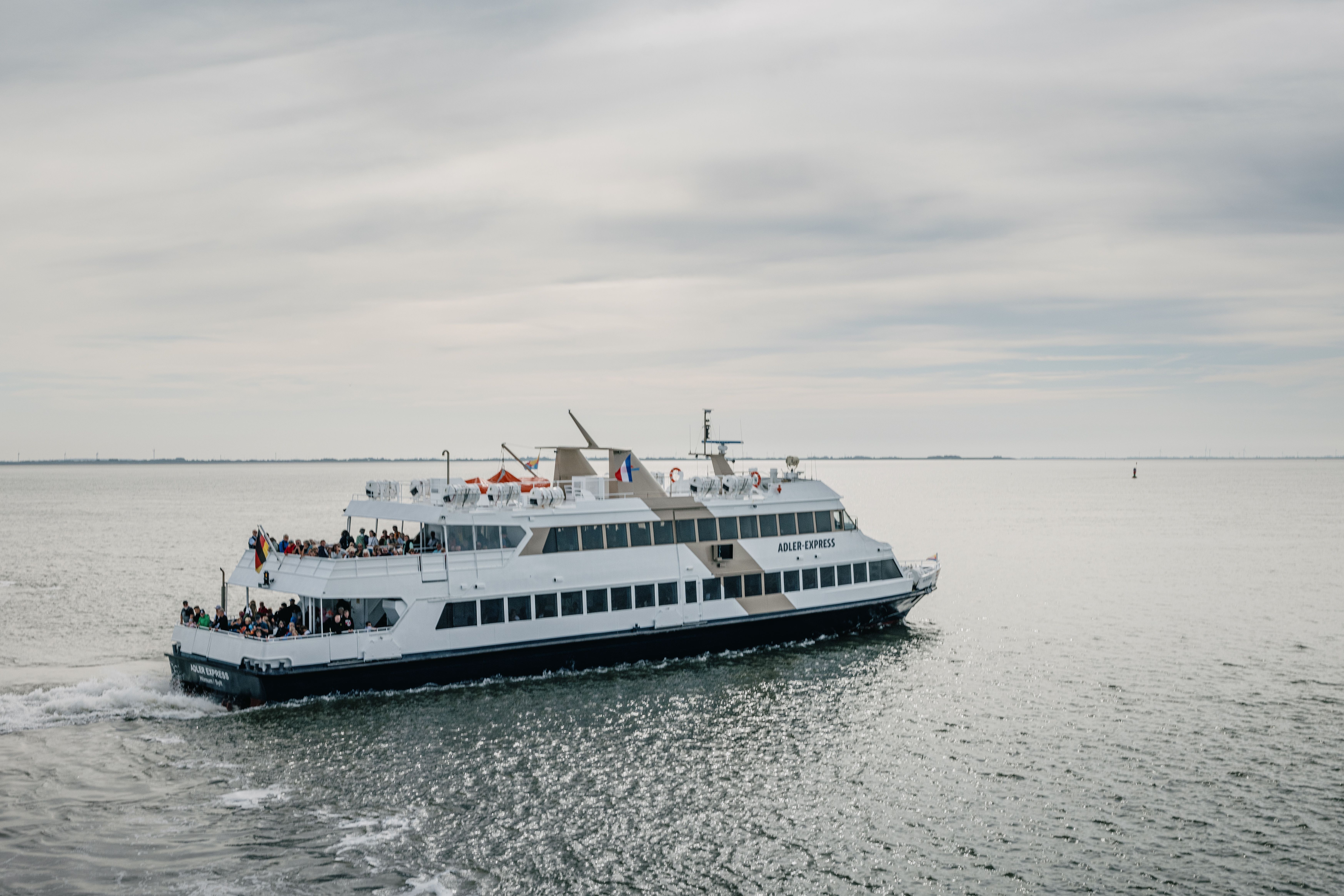 Adler Express fährt auf der Nordsee