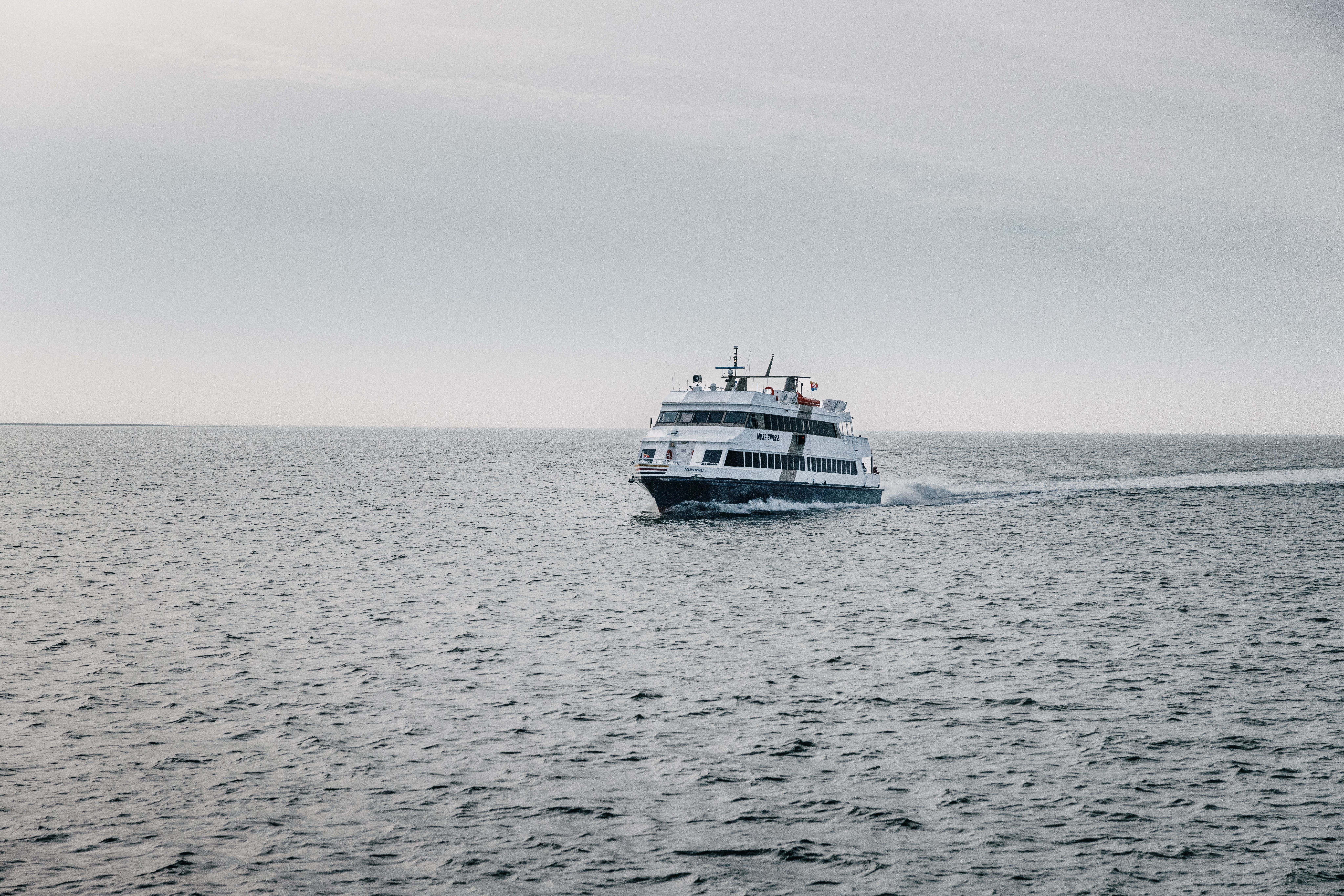 Das Schiff Adler Express auf Fahrt auf der Nordsee.