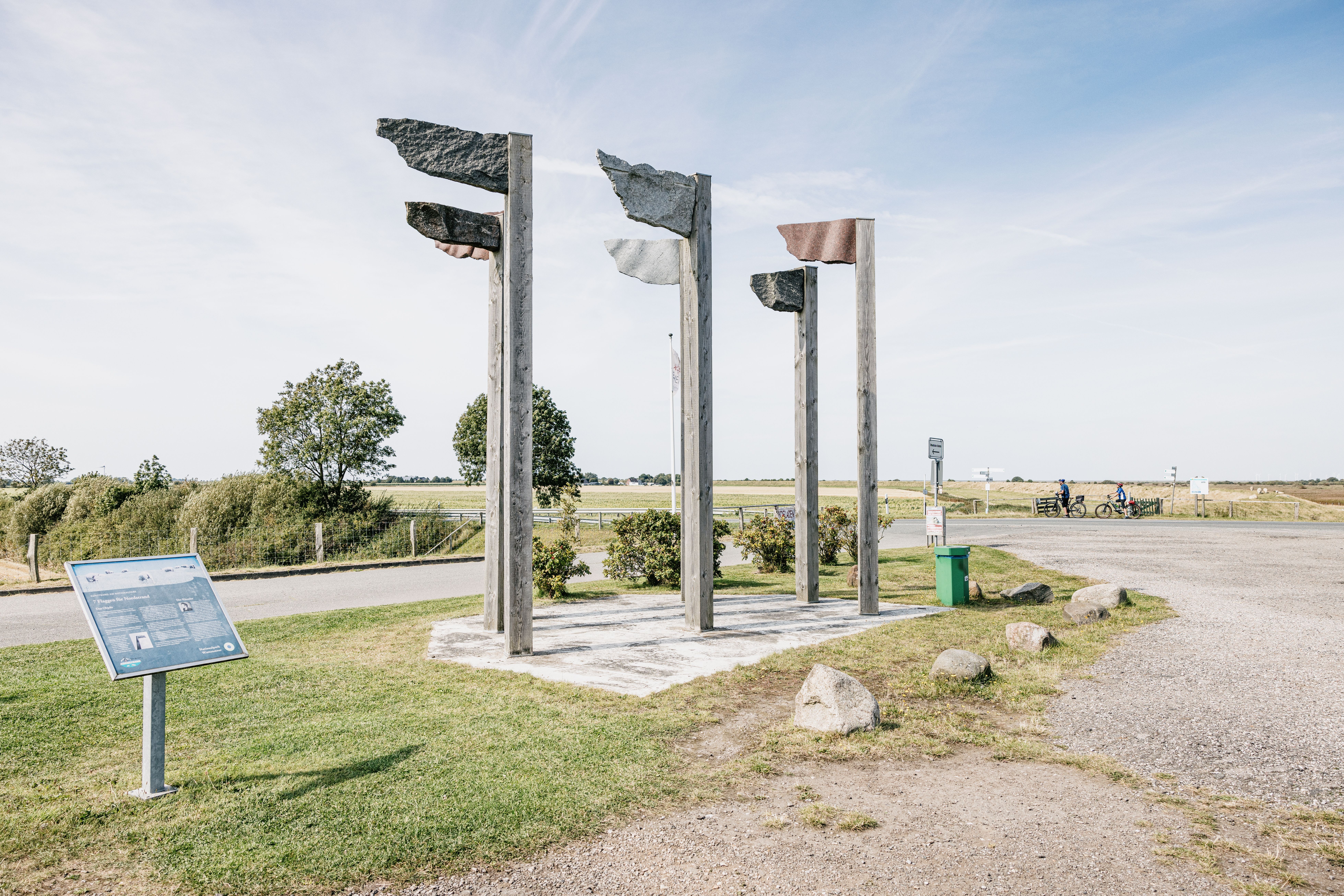Eine Skulptur mit 7 Fahnen, die die 7 Köge symbolisieren sollen. 