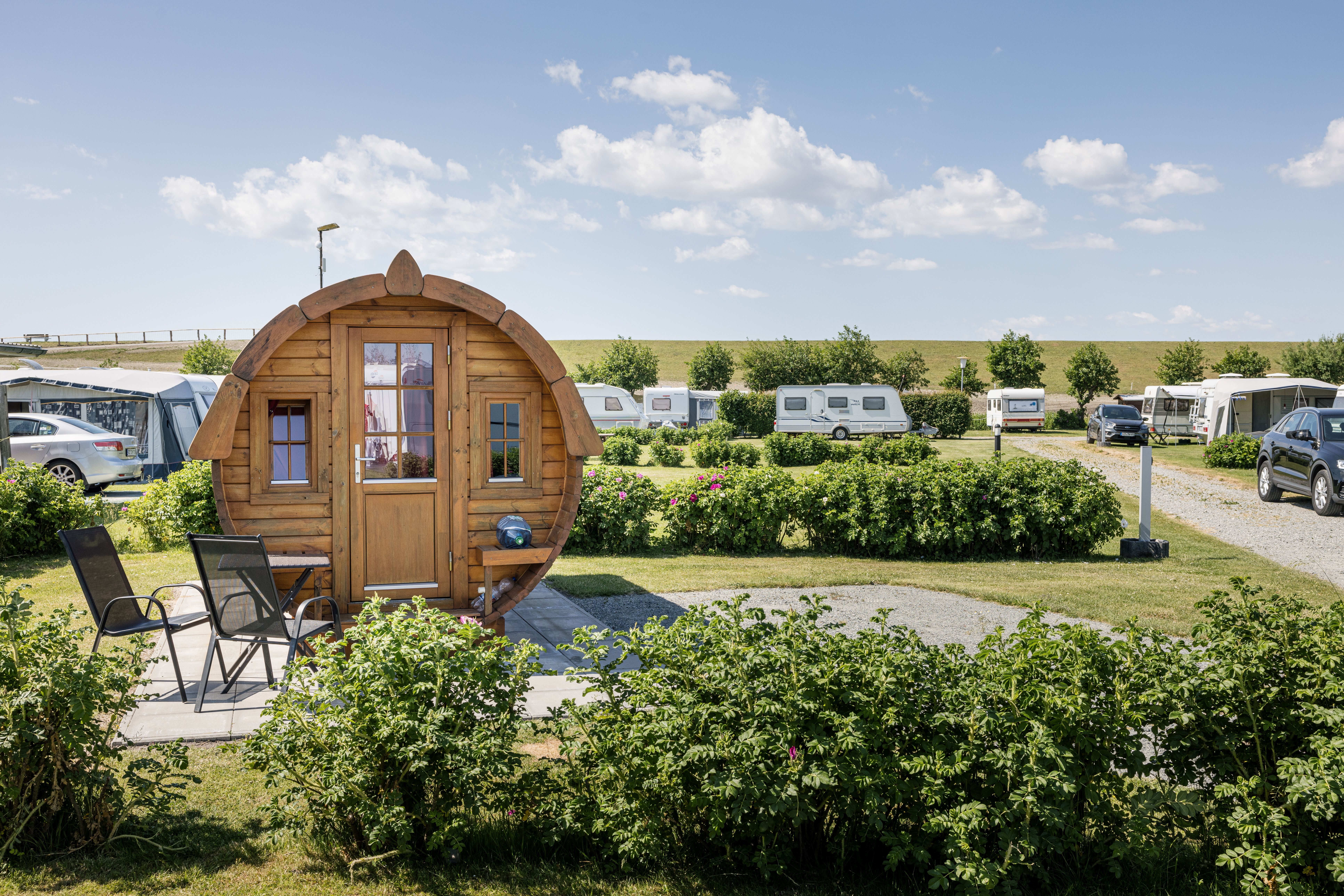 Übernachten im Campingfass auf Nordstrand. Verlinkung auf Unterseite "Camping & Wohnmobil"