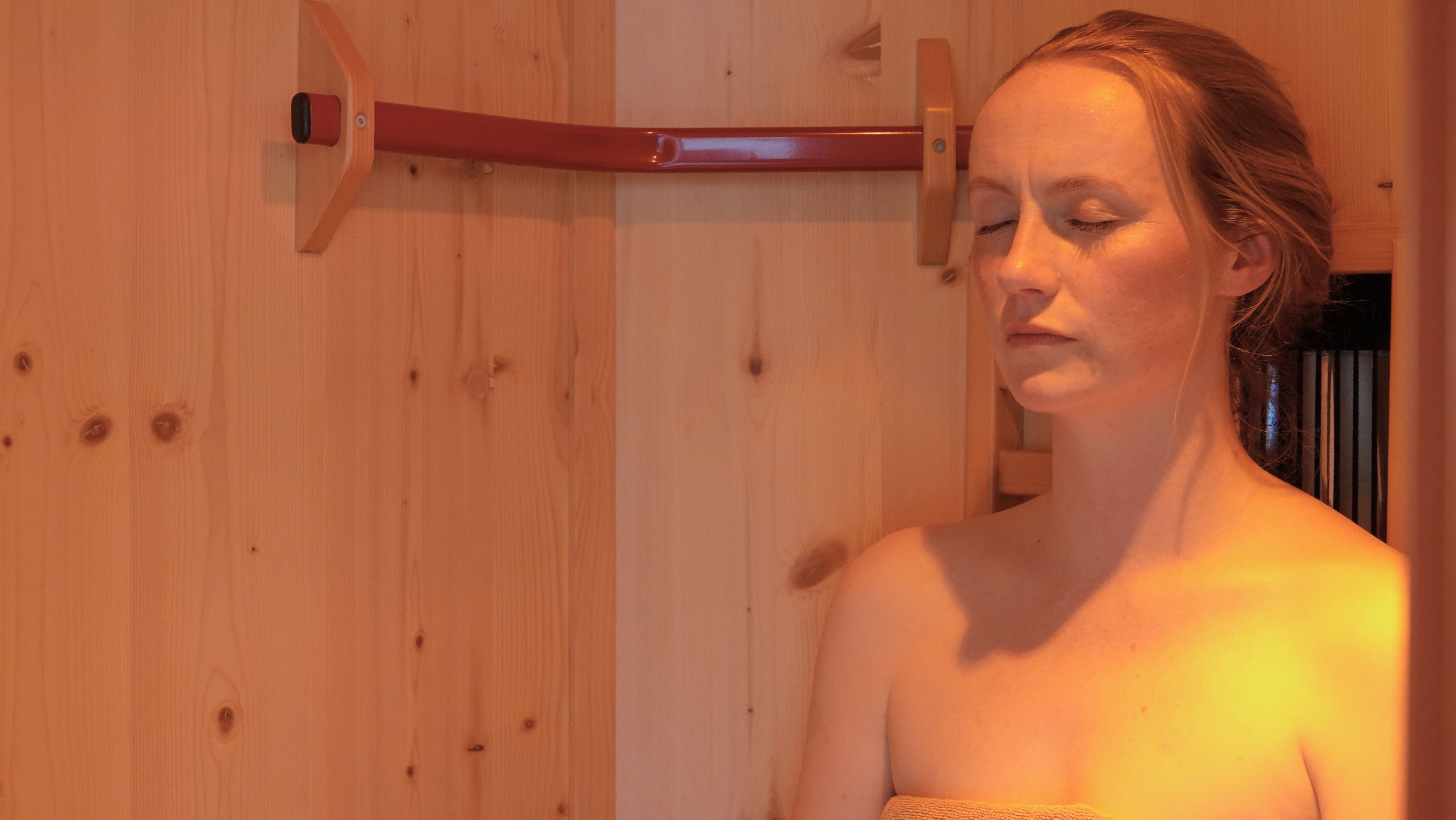 Eine Frau entspannt in der Infrarotkabine. 