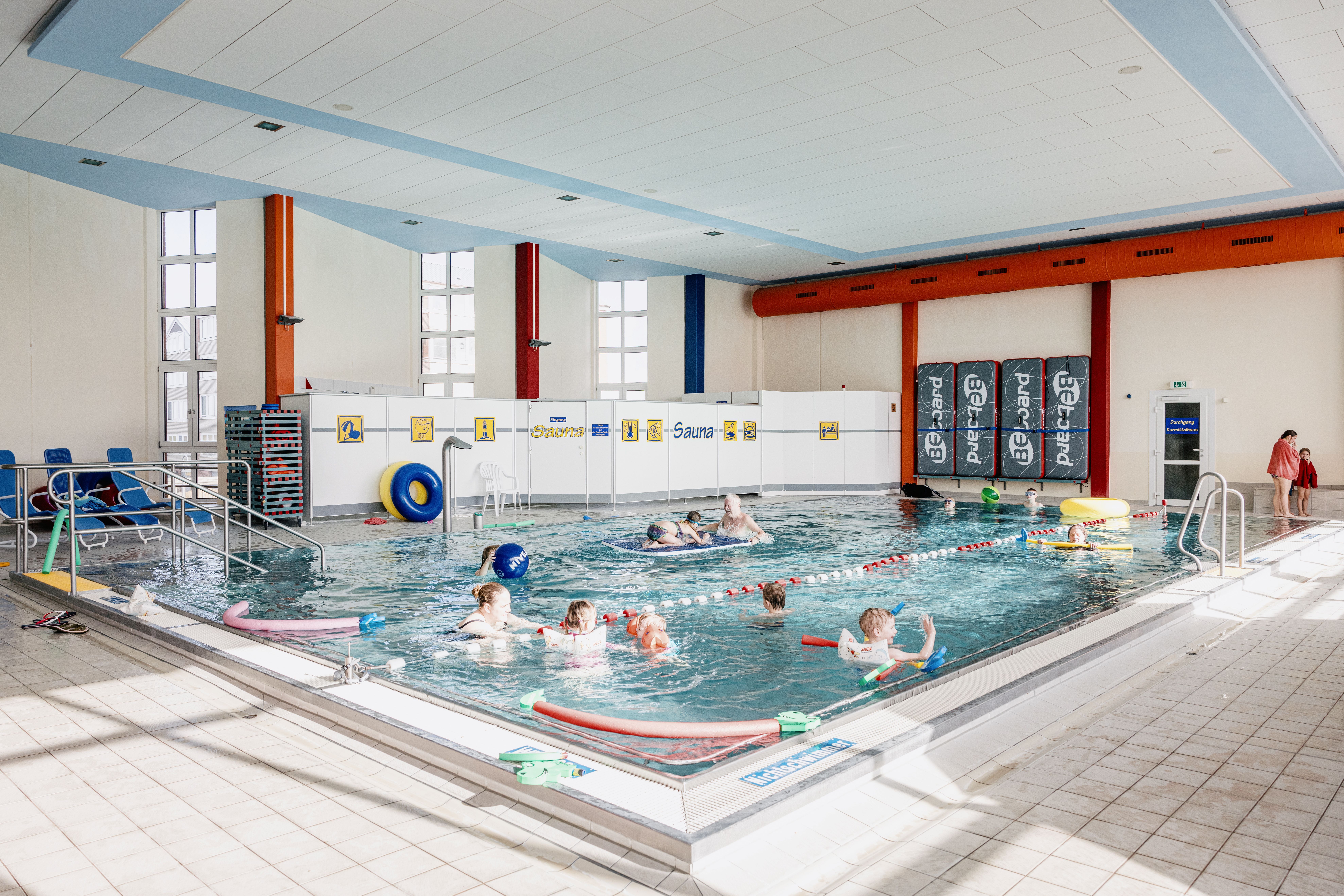 Personen in einem Schwimmbecken im Schwimmbad Nordstrand. Verlinkung auf Unterseite "Schwimmbad und Sauna". 