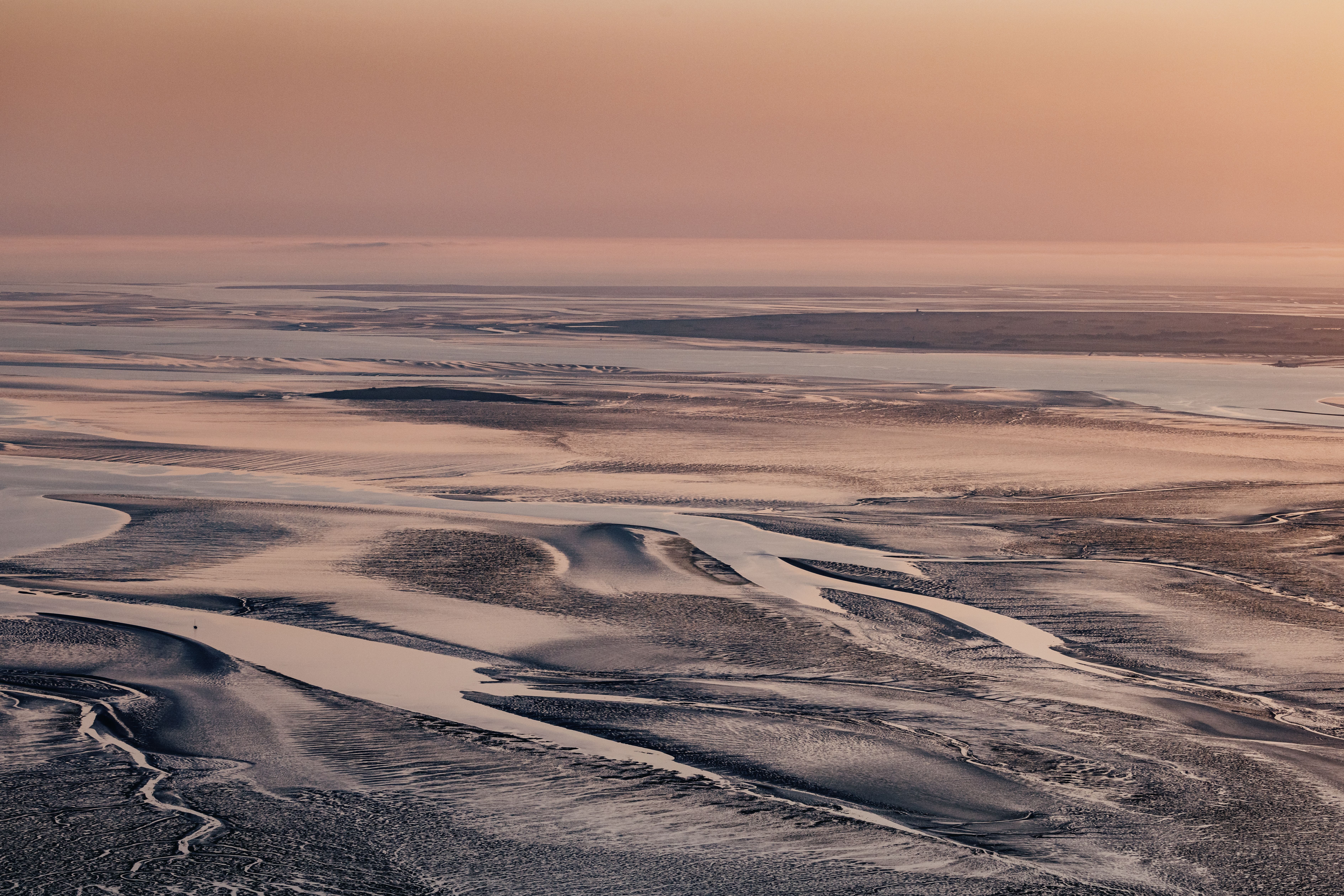 Das Wattenmeer von einem Flugszeug aus im Sonnenuntergang. 